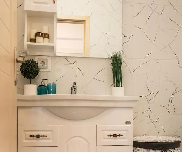 Sea Gem 2 - New, Stunning Views, And 200m To Mamaia