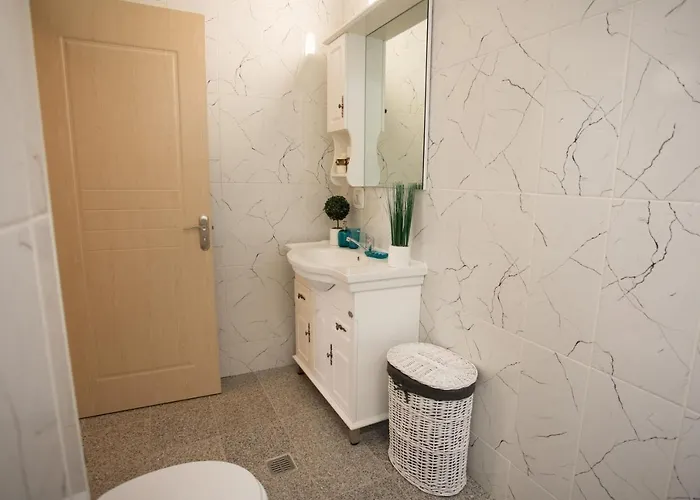 Sea Gem 2 - New, Stunning Views, And 200m To Mamaia