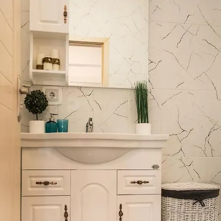 Sea Gem 2 - New, Stunning Views, And 200m To Mamaia