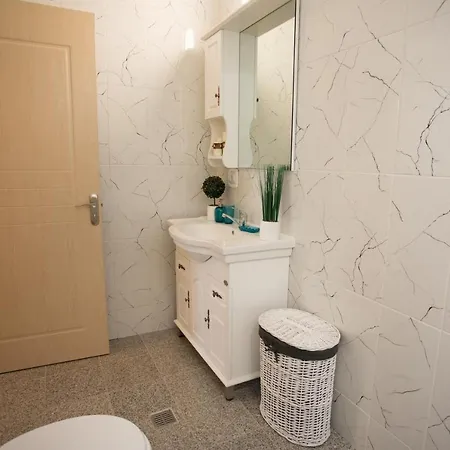 Sea Gem 2 - New, Stunning Views, And 200m To Mamaia